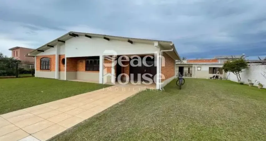 Casa ampla e espaçosa com anexos em 02 terrenos maiores que o padrão! muito bem localizada próximo do mar!
