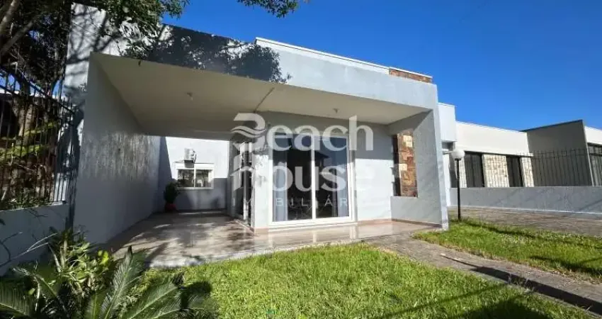 Linda casa mobiliada ,com padrão diferenciado a poucos metros do mar .