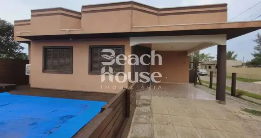 Casa de esquina , com piscina ,perto do centrinho de nova tramandaí