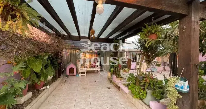 Linda casa em região de moradores fixos! muito bem localizada no bairro de nova tramandaí!!