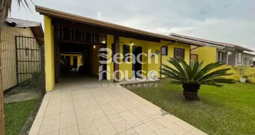 Casa com 3 dormitórios ,1 deles suíte  a 150 metros do mar ,ótima oportunidade!