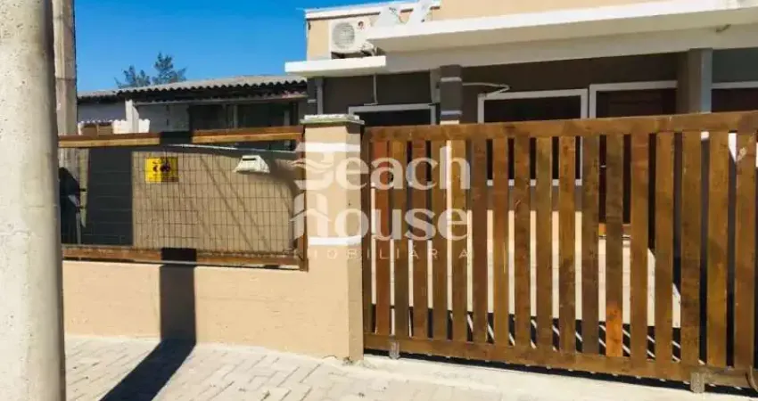 Geminada com piscina ,com um ótimo padrão de acabamento e decorção.