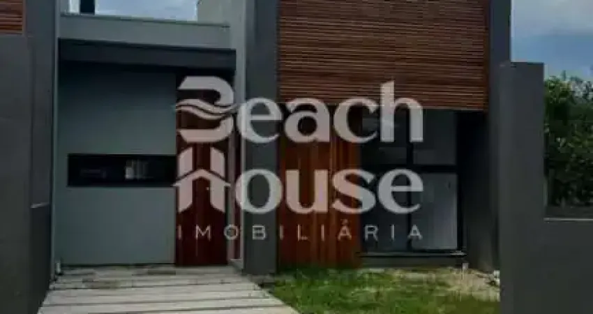 Casa geminada com padrão diferenciada bem perto do centrinho da nova tramandaí!!!!