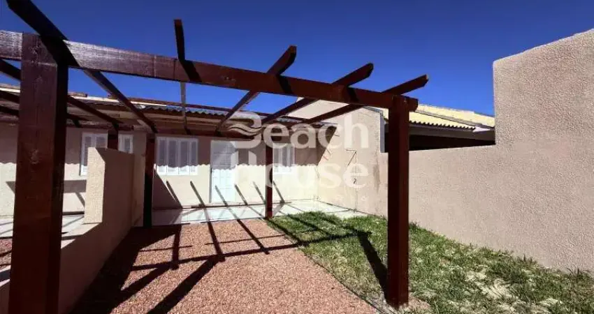 Linda casa geminada, com ambiente integrado, ótima localização, bairro de nova tramanda !!!