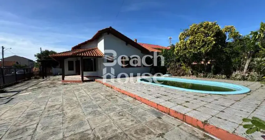 Amplo e aconchegante – casa na zona nova com 3 quartos, lareira, garagem e sótão !!!