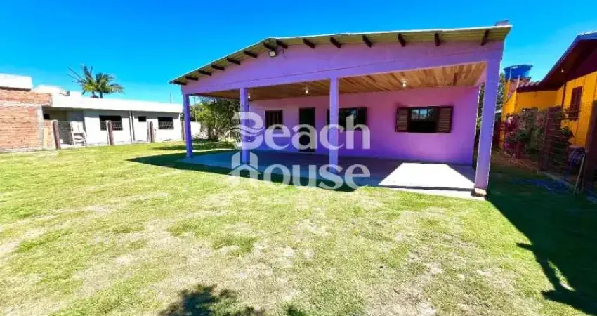 Casa semi mobiliada, localizada em avenida asfaltada! fácil acesso a todo comércio local!