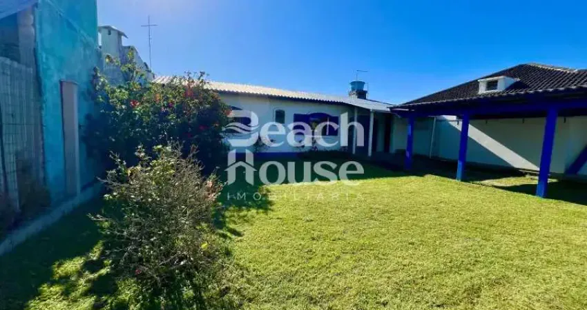 Casa próxima a mercado! com terreno maior que o padrão, e ótimo preço!