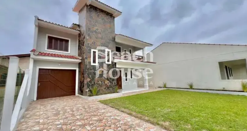 Lindo sobrado a poucas quadras do mar, e colado na praça da coruja!