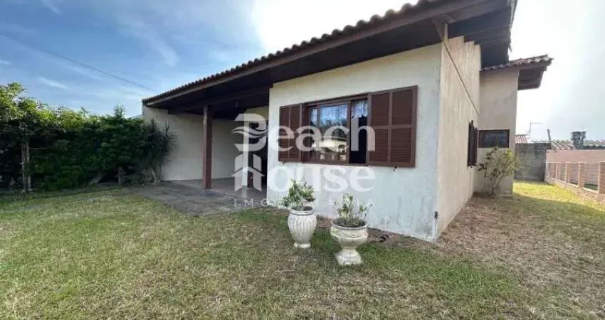 Ótima casa em terreno inteiro, com fácil acesso ao mar! semi mobiliada!