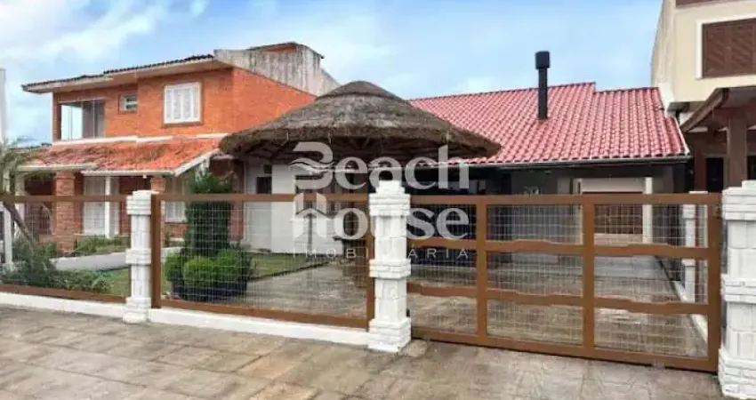 Linda casa com piscina aquecida e área gourmet! ótima localização, a poucas quadras do mar.