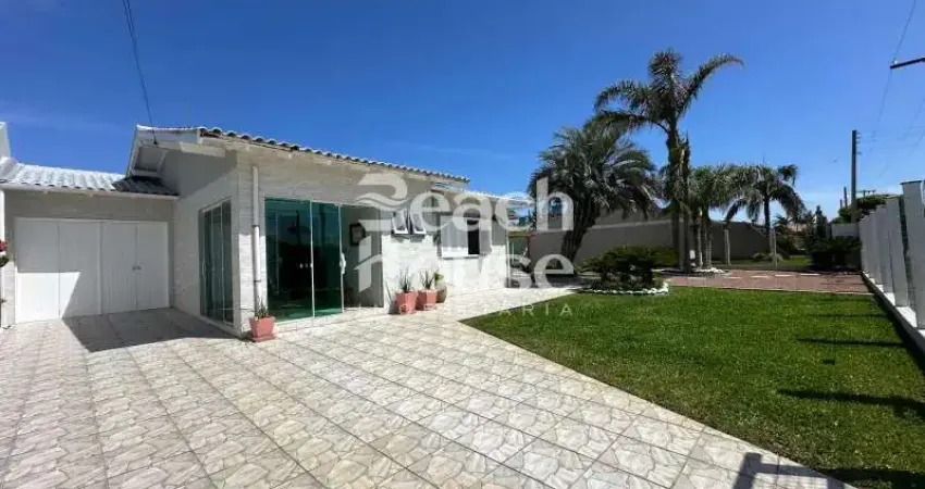 Ótima casa com 2 terrenos, e a menos de 5 minutos do mar! excelente localização!