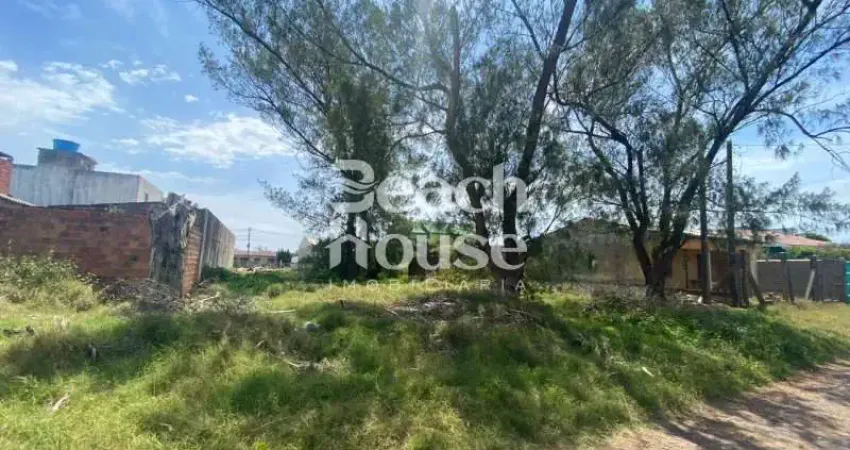 Terreno maior que o padrão, e a poucos passos do mar! excelente oportunidade!