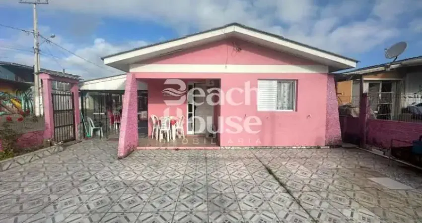 Linda casa em bairro tranquilo de moradores fixos! próximo a comércios e escolas.