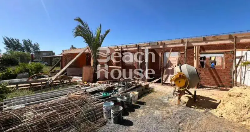 Geminada com suíte em construção, pertinho do mar!! ótima oportunidade!