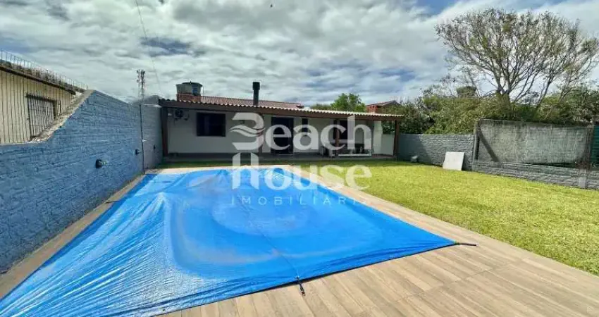 Casa com piscina, a poucos metros do mar! região super tranquila!