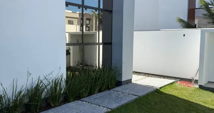 Casa nova e pronta em tijucas com espaço e localização previlegiadas