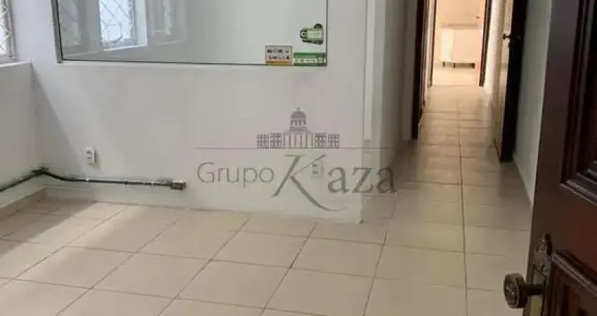 Casa - sobrado - centro - jacareí - 200m² - 3 dormitórios - aceita permuta.