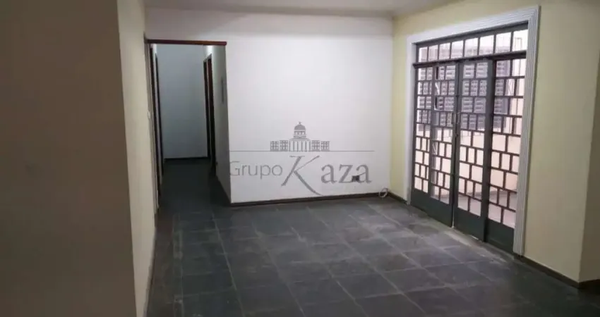 Oportunidade - Casa - Jardim Emília - Jacareí - 3 Dormitórios - 175m².