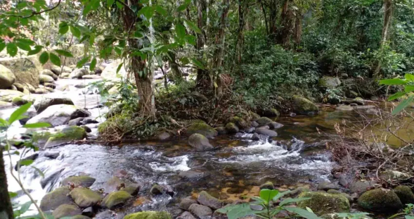 Fica próximo a estrada paraty- cunha e próximo, proxima a cachaçaria pedra branca e a fazenda bananal, da rede globo.