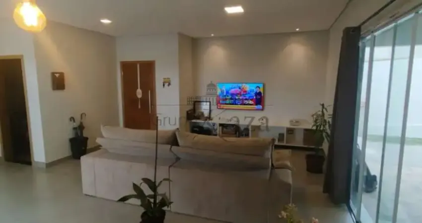 Oportunidade - Casa em Condomínio - Condomínio Residencial Mantiqueira - Residencial Mantiqueira - 4 Dormitórios - 230m².