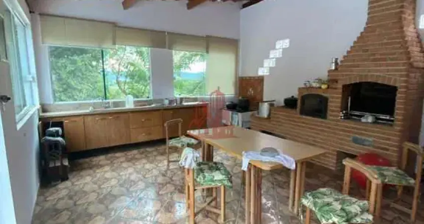 Casa com terreno amplo e lazer completo à venda no refúgio dos anjos