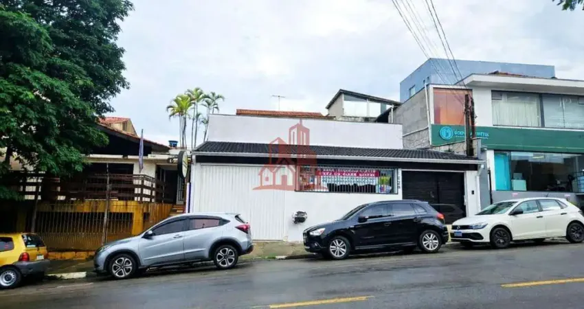 Casa comercial com 260m², 4 salas, 3 banheiros. Próxima ao Fórum de Cotia.