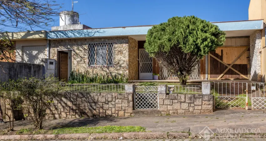 Casa a venda no bairro três figueiras, porto alegre. 3 dormitórios, banheiro, cozinha fechada. pátio. anexo com churrasqueira depósito e banheiro auxiliar. venha conhecer. para mais informações e visi