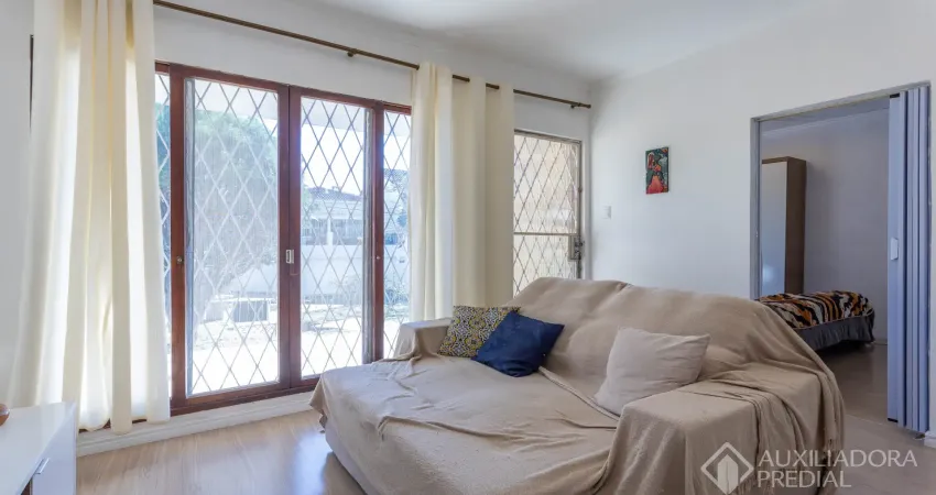 Casa a venda no bairro três figueiras, porto alegre. 3 dormitórios, banheiro, cozinha fechada. pátio. anexo com churrasqueira depósito e banheiro auxiliar. venha conhecer. para mais informações e visi