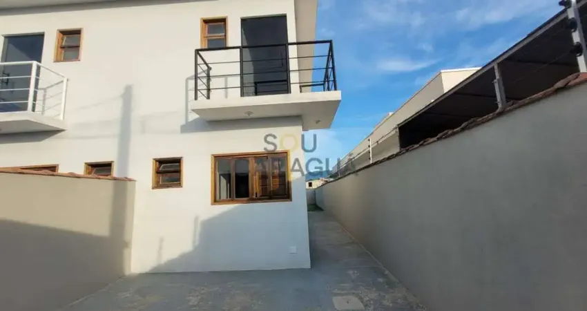 Sobrado com quintal grande no bairro balneários dos golfinhos