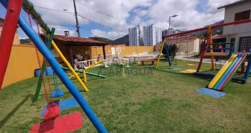 Casa térrea em condomínio com piscina a 500m da orla da praia martim de sá