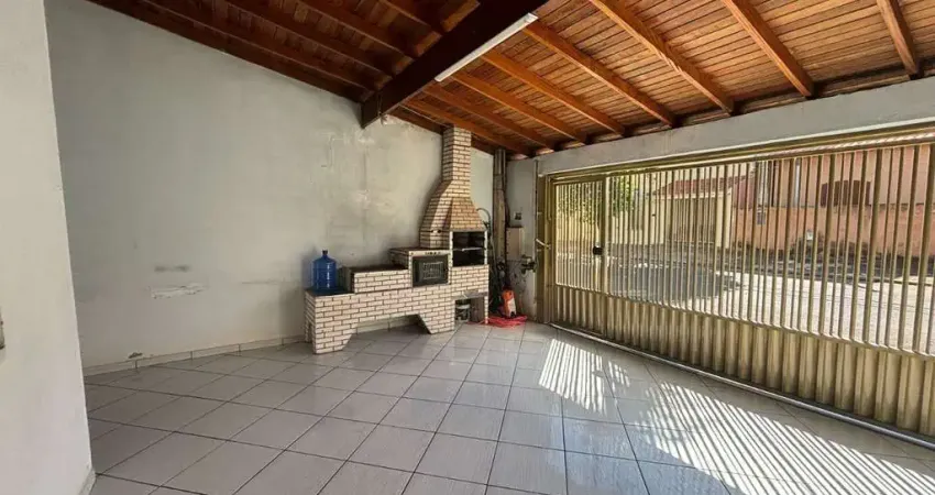 Imperdível Casa à Venda em Sumaré-SP, Jardim Macarenko: 3 Quartos, 1 Suíte, 2 Salas, 3 Banheiros, 2 Vagas, 136m²!