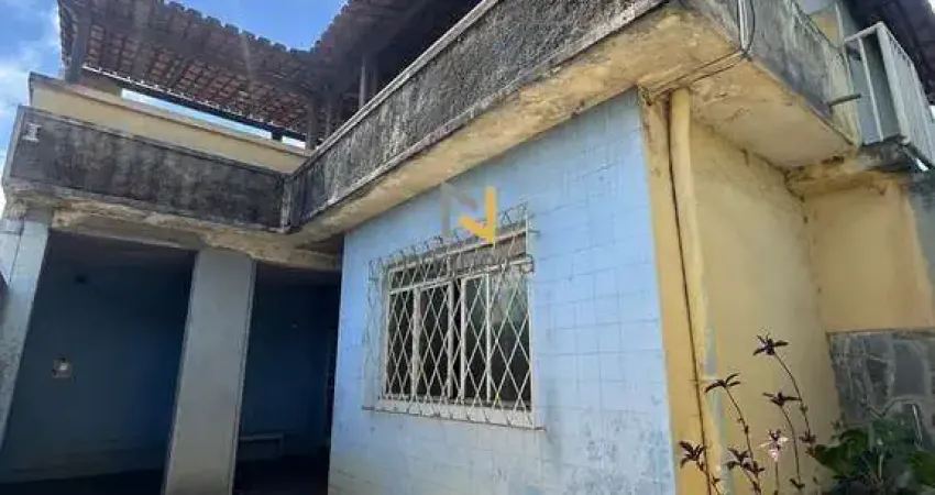 Casa ampla com terraço, excelente localização e precisa de melhorias!