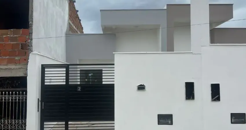 Casa em andamento localizada na rua hilda frança, ideal para quem busca praticidade e conforto. o imóvel conta com 2 quartos, sala, cozinha, banheiro social, área de serviço e uma excelente área gourm