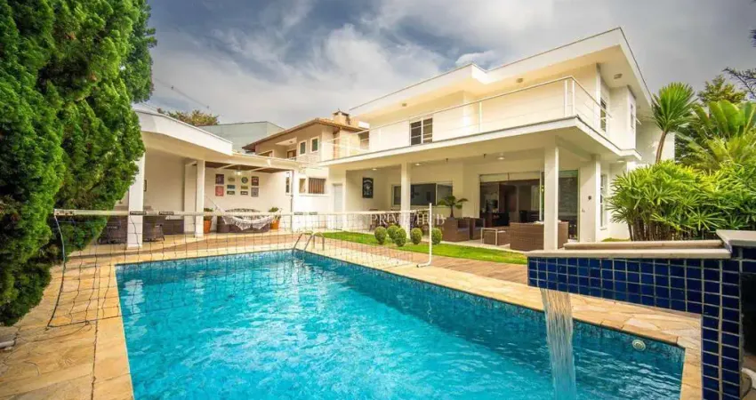 Casa elegante com lago de carpas e área gourmet na granja viana