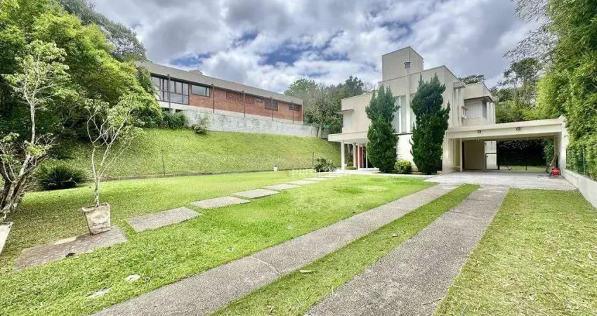 Linda casa envidraçada, avarandada e integrada à natureza — condomínio fechado na granja viana