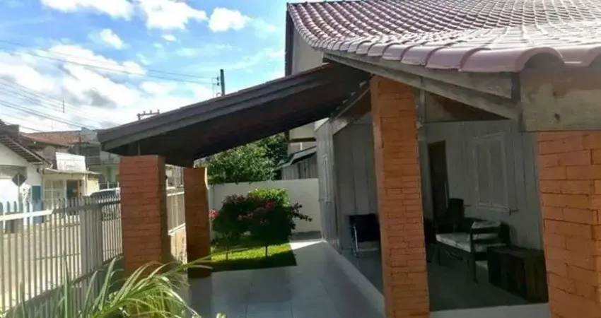 Belíssima casa averbada praia de ubatuba,3dorm,2bwc, área festas