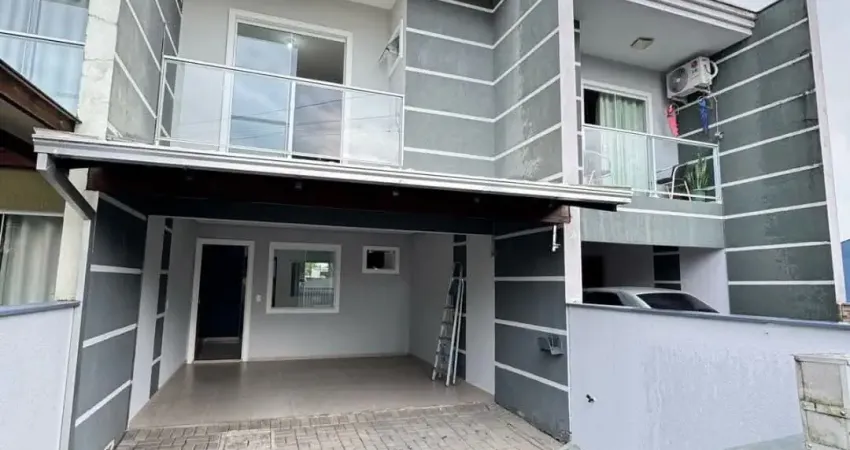 Promoção  com 3 dormitórios, sendo 1 suíte, possui 2 banheiros, 3 vagas de garagem, 2 salas, encontra-se semi mobiliado.  área total de 155,00 m², área privativa de 90,00 m², área construída com 90,00