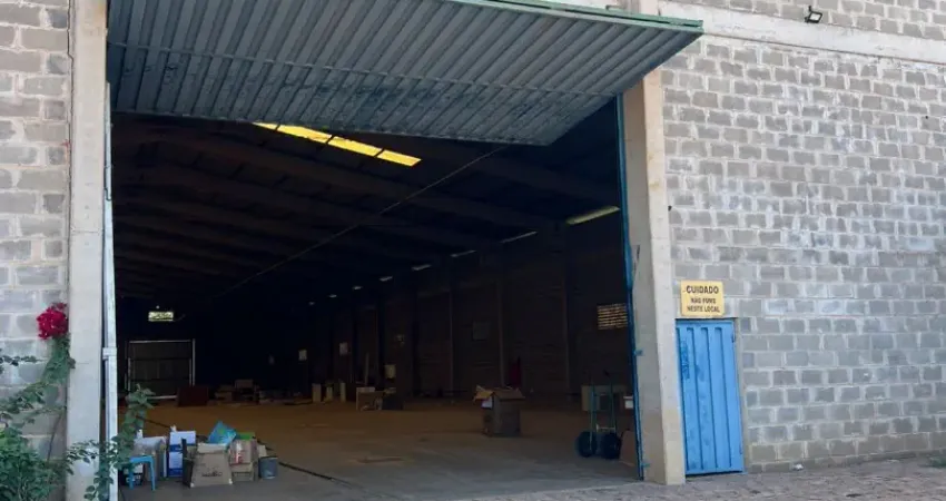 Galpão comercial para locação, com 1.750 m2 de área construída.