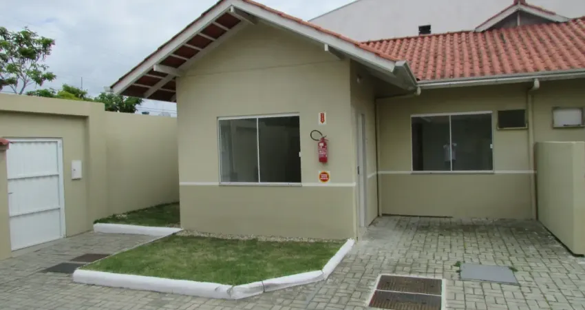 Casa mobiliada dentro de um condomínio, inclusive com máquina de lavar roupas e ar condicionado