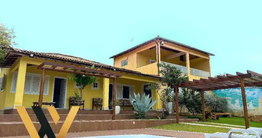 Casa de alto - um refúgio privativo com 3 residências e muito verde.