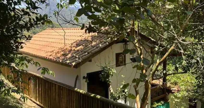 Casa a venda localizada na Pedra Riscada com vista para várias montanhas.
