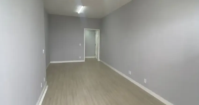 Lindíssimo apartamento com varanda, três quartos e duas vagas de garagem.