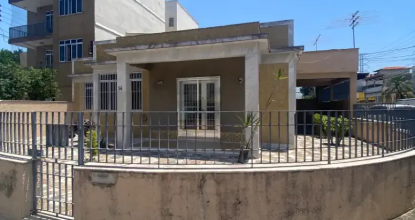 Casa linear com 4 quartos e 3 vagas de garagem em condomínio fechado