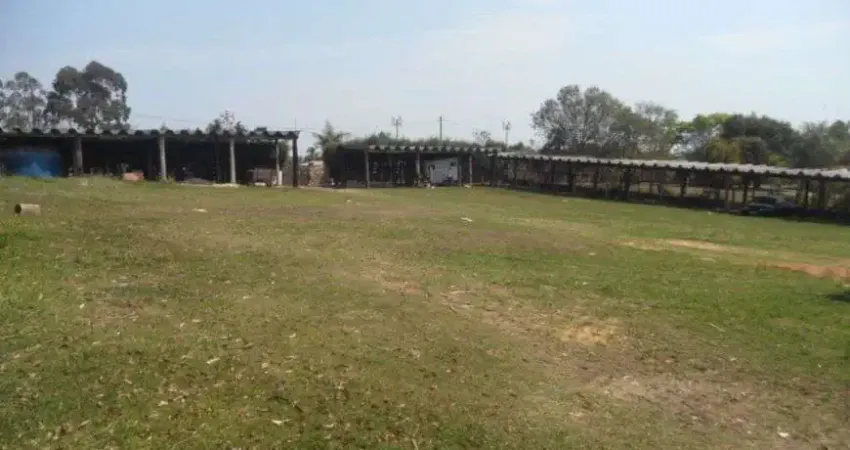 Ibiúna; p/os amantes dos equinos; olha só: 3.000m2 c/09 lindas baías, poço semi-artesiano, barracão