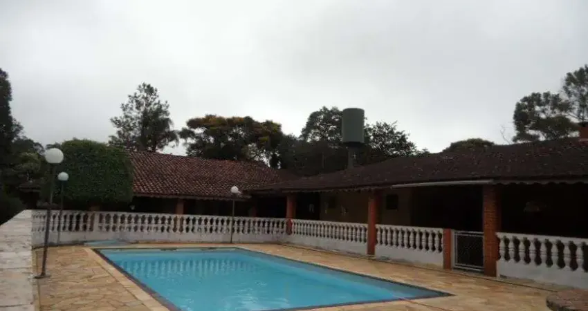 Ibiúna à cidade da famosa represa de itupararanga e dessa linda chácara; c/2080m2, piscina, futebol