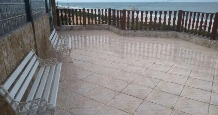 Casa com linda vista e 4 pavimentos de frente para a praia do vargas em praia seca