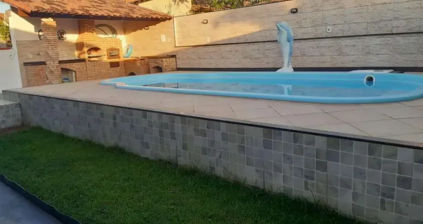 Casa com piscina próxima a lagoa de praia seca com 04 dormitórios sendo 01 suíte
