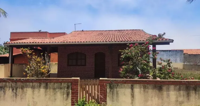 Casa com 04 dormitórios sendo 02 suítes a 150m da lagoa de praia seca