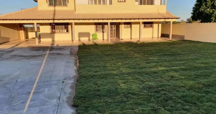 Linda casa duplex em excelente localização, em um bairro tranquilo, entre a lagoa e o mar!