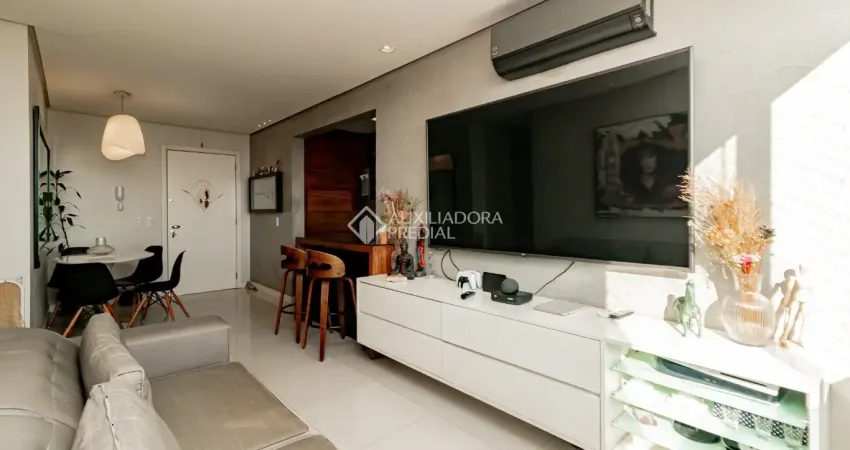 Apartamento - 2 dormitórios - suíte - andar alto - semi-mobiliado - 1 vaga coberta